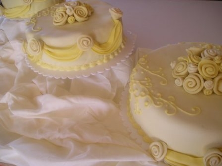 novios amarilla y blanco